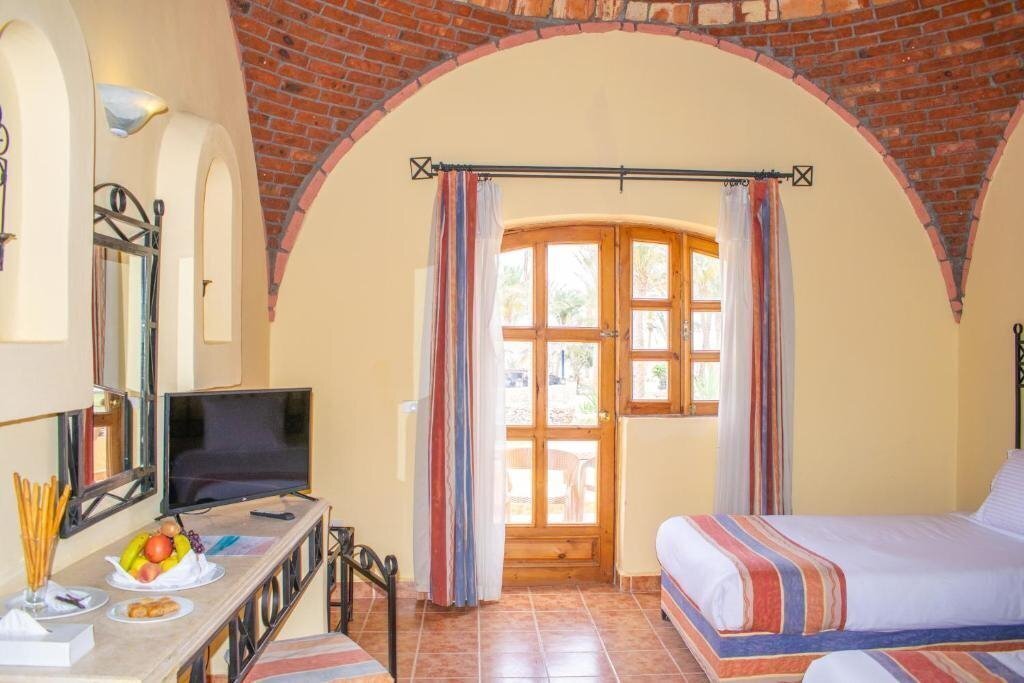 Картинка Crystal Beach Resort 4*